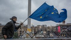 Человек с флагом Евросоюза на площади Независимости в Киеве. Архивное фото
